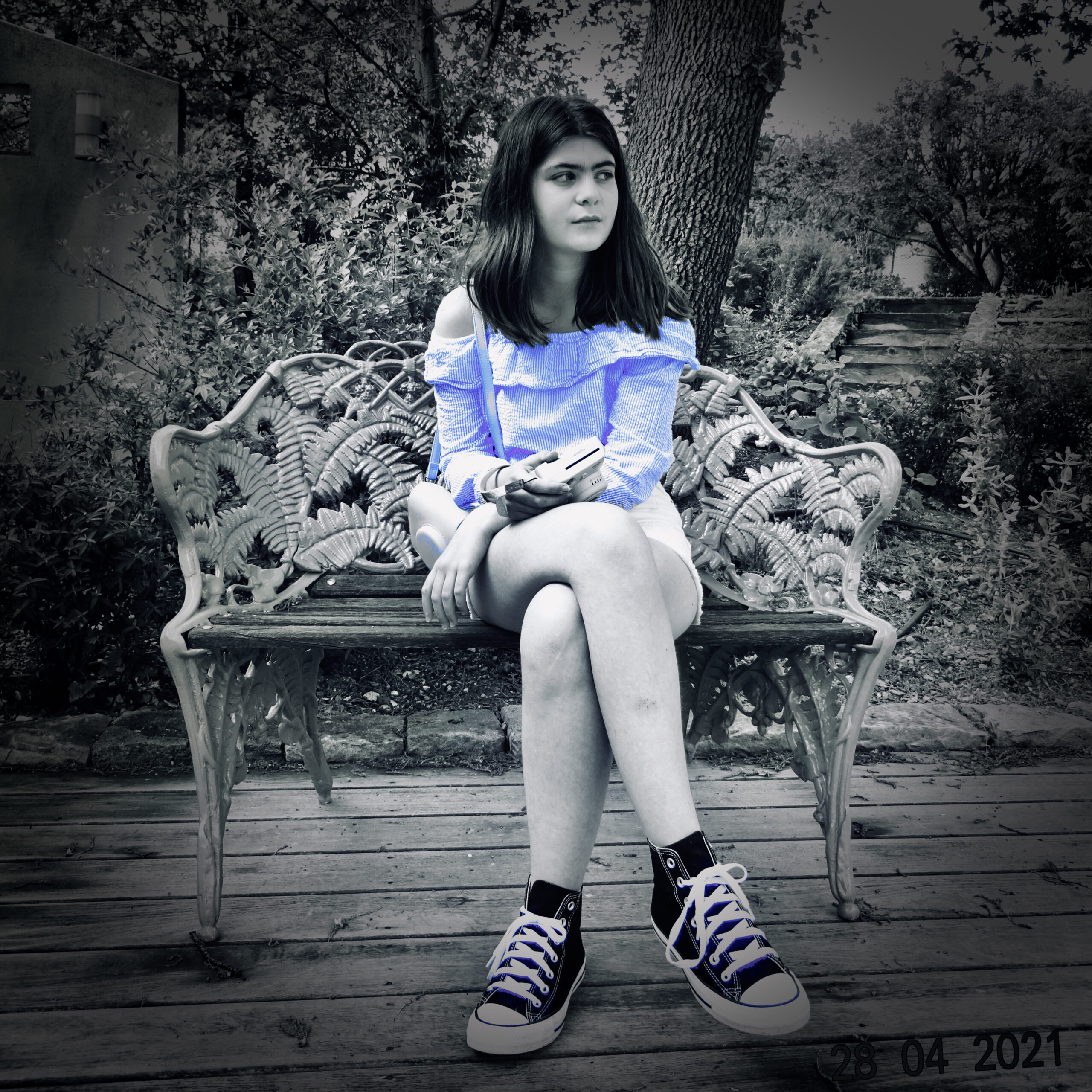madeline sur un banc